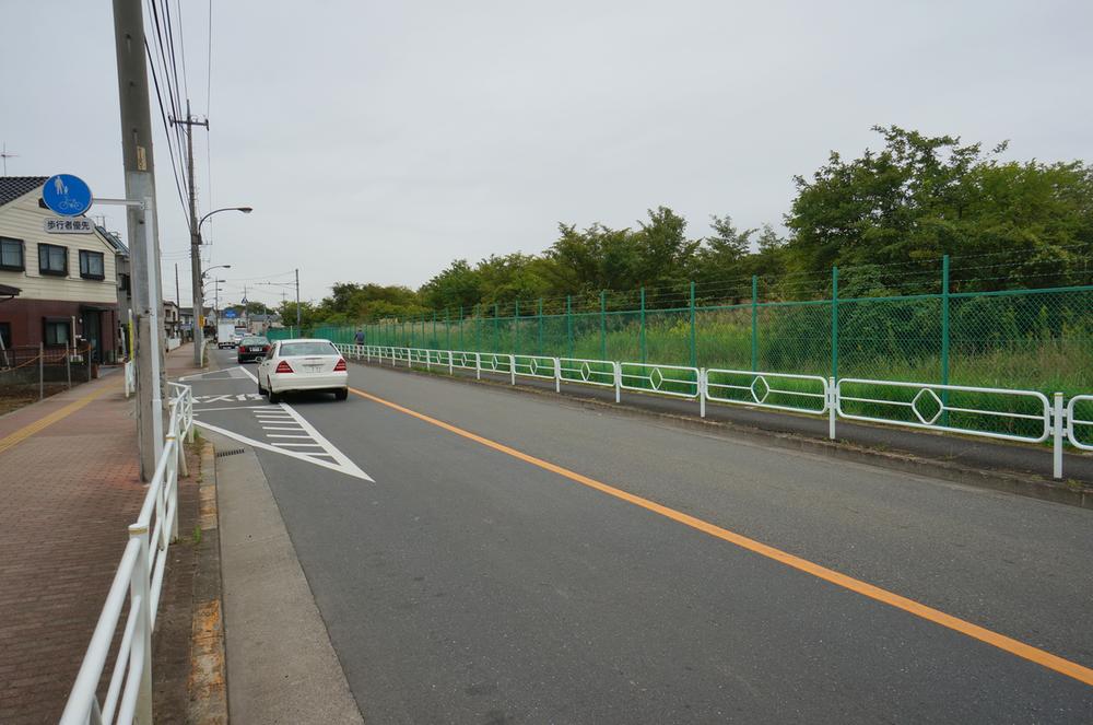 Local photos, including front road. 2013 September shooting