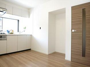 Living. ~ November 30, the interior has been completed ~ Southwestward, Corner room, Is a positive per good two-plane daylight. New quake-resistance standards fit Property, Paste is tile. It is bright with a bay window.