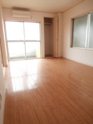 Living and room. ☆ Air conditioning is not attached to the living room ☆