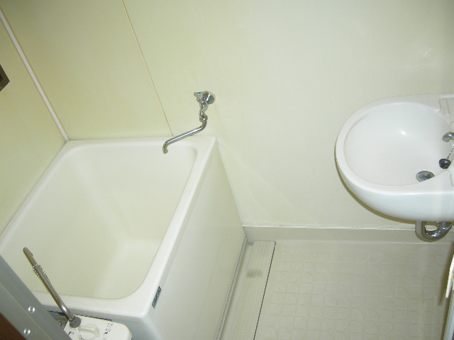 Bath. Bus. Toilet independent