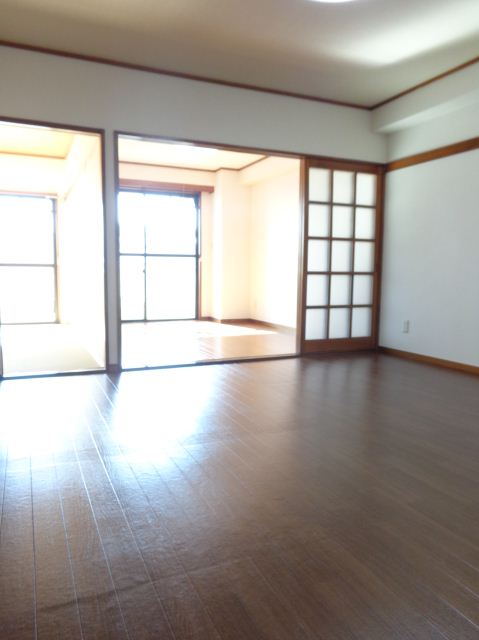 Living and room. Bright living ☆