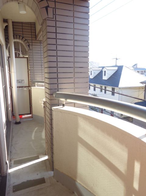 Balcony. Laundry will dry well on the south-facing veranda ☆