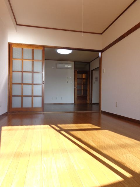 Living and room. Bright is 6 Pledge flooring room ☆