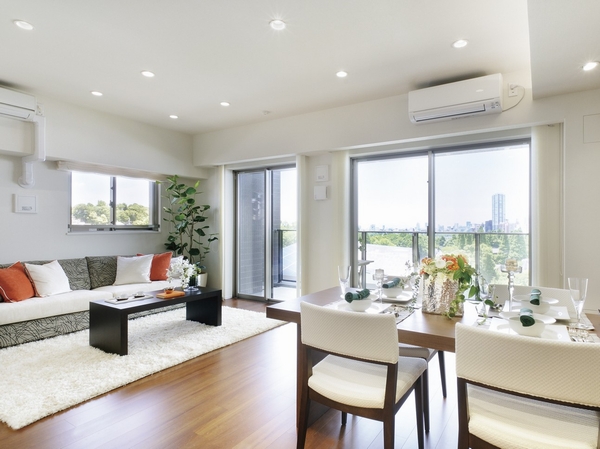 Bright living at the opening of the two planes ・ dining