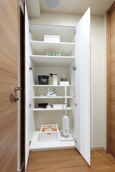 Directions to the model room (a word from the person in charge)