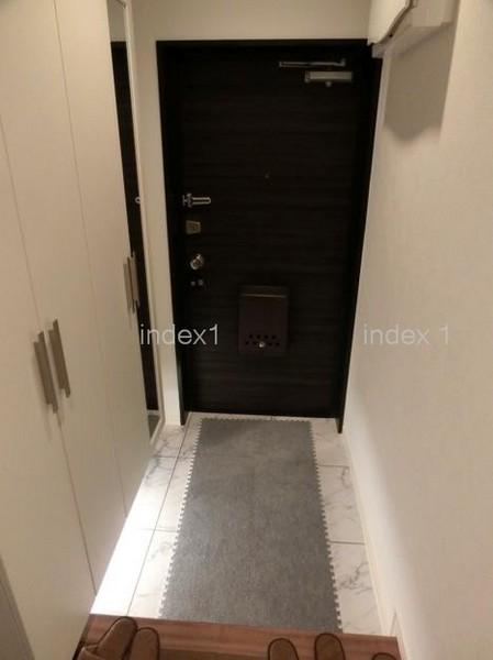 Entrance. Neat entrance space ☆
