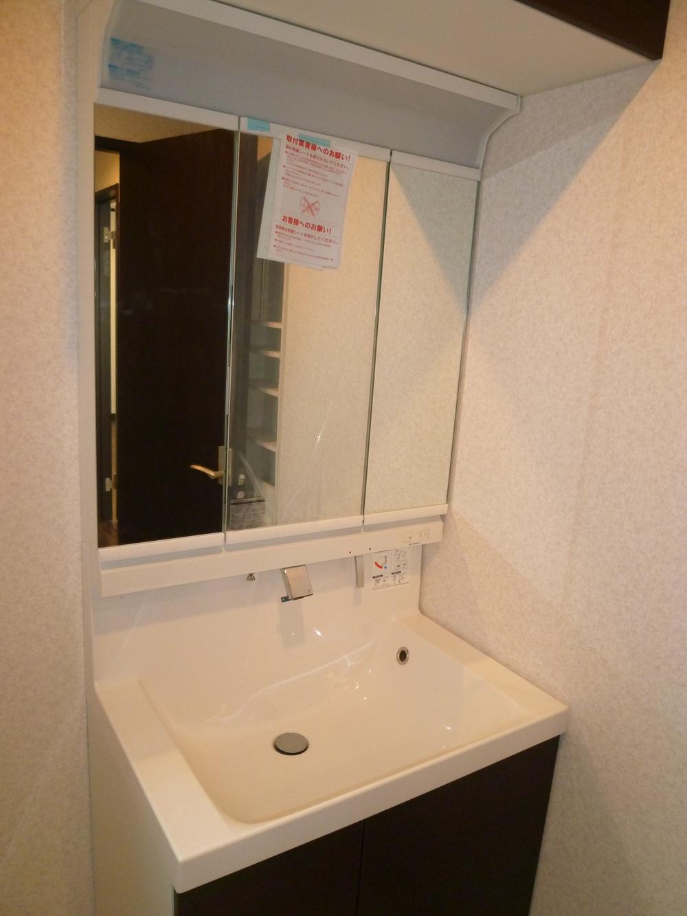 Wash basin, toilet. Indoor (11 May 2013) Shooting