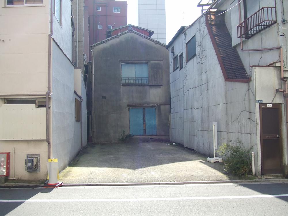 Local photos, including front road. Between a population of about 5.2m! 