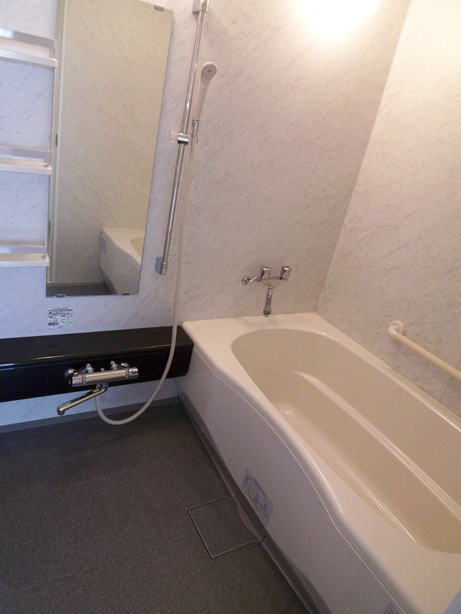 Bath. Spacious bathtub