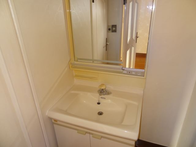 Washroom. It comes with air conditioning. 