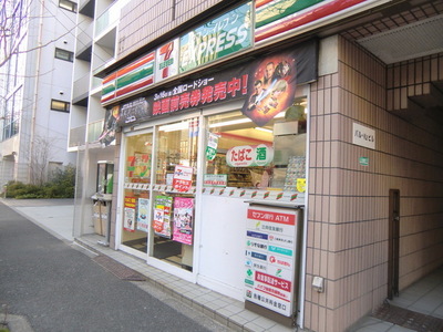Convenience store. 700m to Seven-Eleven (convenience store)