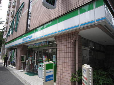 Convenience store. 50m to Family Mart (convenience store)