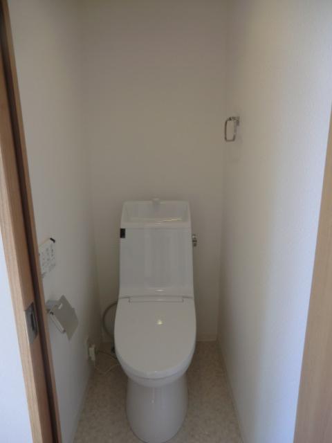 Toilet. Indoor (11 May 2013) Shooting