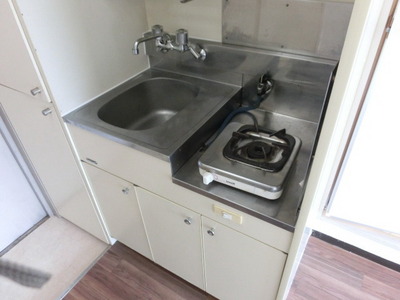 Kitchen. 1-neck with gas stove