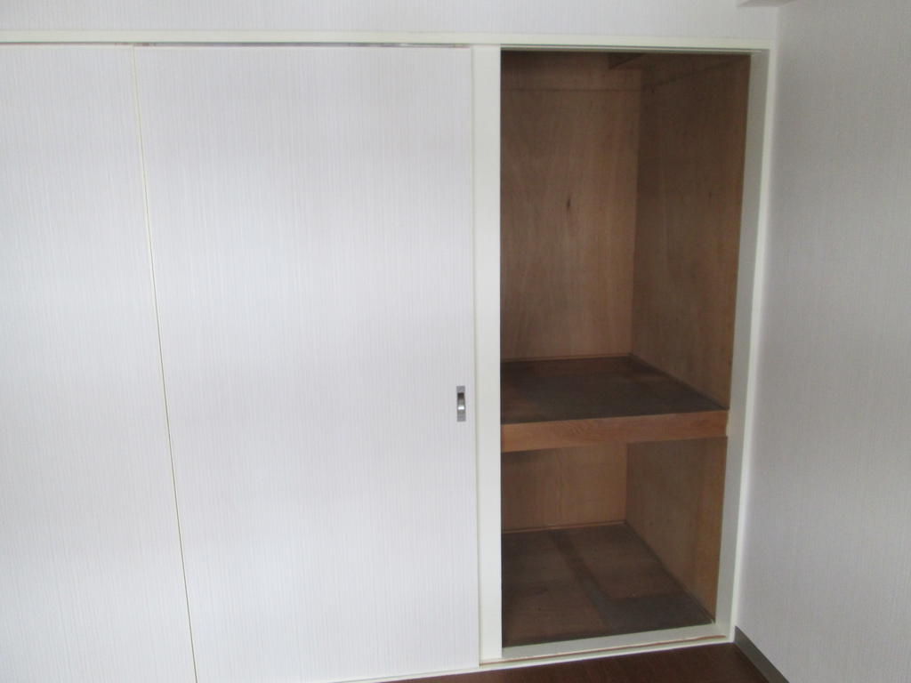 Receipt. Western-style is the storage of 5.5 tatami rooms. 