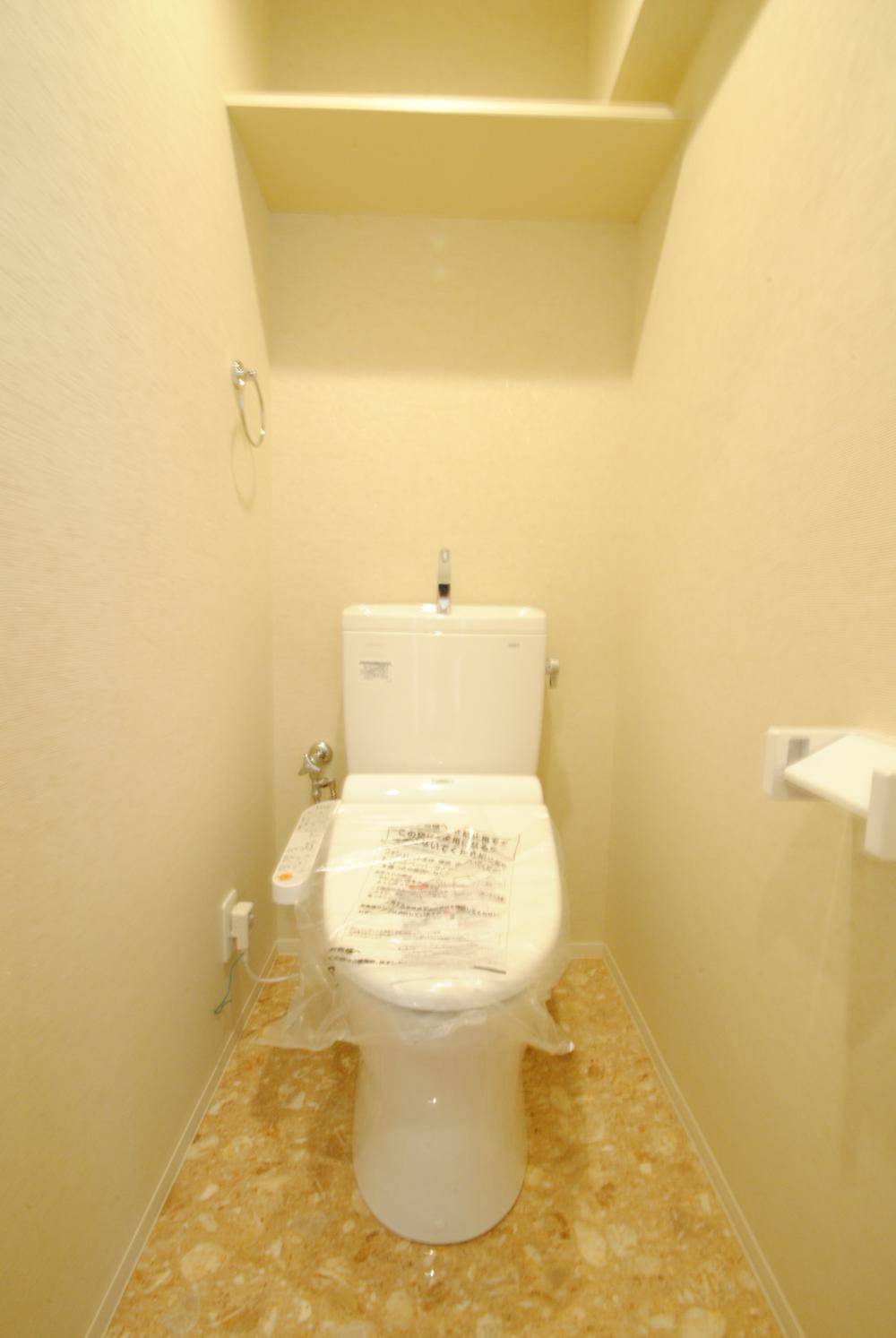 Toilet. Indoor (11 May 2013) Shooting