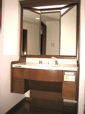 Washroom. Three-sided mirror wash room