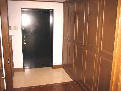 Entrance. Abundant storage
