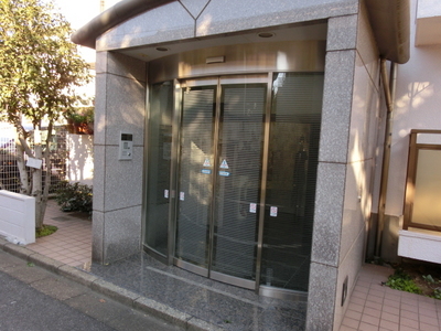 Entrance. Auto lock-conditioned peace of mind