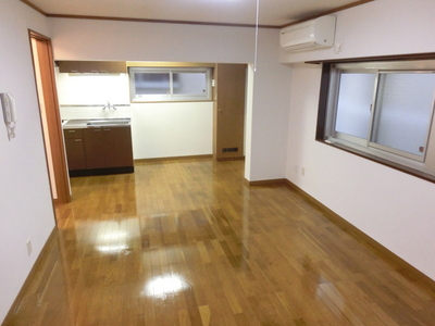 Living and room. Spacious 12 Pledge living