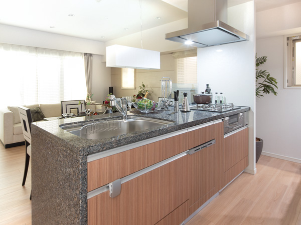 Kitchen.  [kitchen] Counter top kitchen, Beautiful granite. Texture with only the real thing, Gloss, Presence is, To produce a kitchen in high-grade space. (Less than, Published photograph of the model room A type ・ Including design change plan (paid) paid option ※ Both the application deadline Yes)