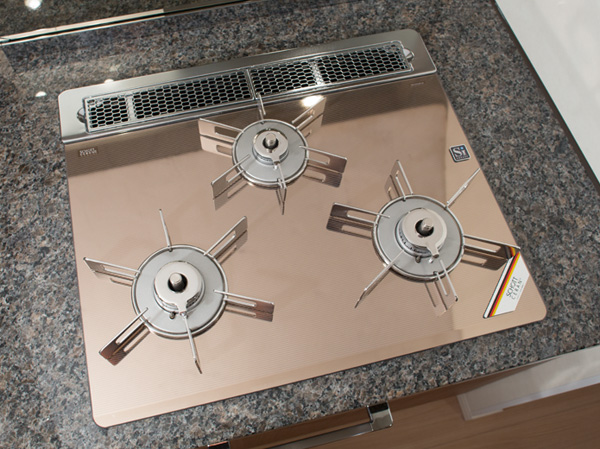 Kitchen.  [Glass top stove (beep and stove)] With features of sophisticated design and advanced beep and stove. Your easy-care glass top adopted, I always kept beautifully.