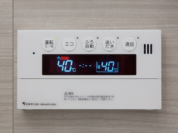 Bathing-wash room.  [Phone call ・ Reheating function with full Otobasu] Hot water beam at the touch of a button by the microcomputer control, Reheating, Adopt a full Otobasu system to do all to keep warm in the automatic. Also performs automatic cleaning of the hot water outlet at the time of tub of drainage. In addition the time of the event, It is safe with intercom function that can talk to the kitchen.