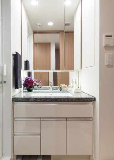 Bathing-wash room.  [Powder Room] Vanity counter tops are beautiful granite. Bowl of square shape is easy to use, Care is just as easy to wipe quickly. Also, The back side of the mirror is the entire storage. Including toiletries, It is convenient to organize, such as cosmetics and hair care products. Use and put away, but you can very well.