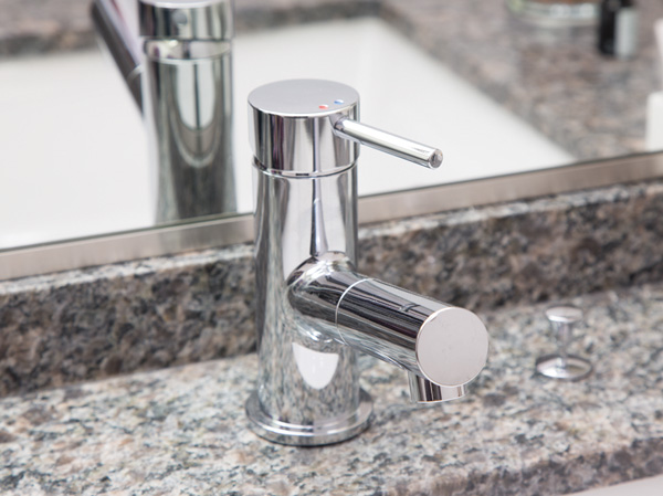 Bathing-wash room.  [Single lever pull-out faucet] Single lever pull-out faucet is, Simple and minimalist design. Adopt a compact spout pull-out faucet. It is also useful, such as your cleaning basin bowl.