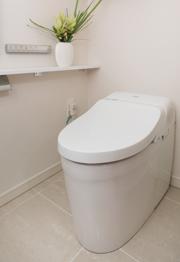 Toilet.  [Warm water washing toilet seat (bidet)] Adopted water-saving type of Washlet one-piece toilet. In addition to the various functions, Toilet inside is clean with a large no tank low silhouette shape. In the toilet, A compact hand-washing counter to all types have been standard equipment.