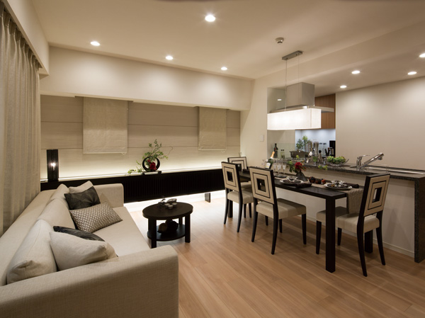 Room and equipment. It meets the gentle indoor soft sunlight coming through balconies and abundantly provided an opening, Wrap brighten the families of smile that gather there. Bright living in all dwelling units to enable the plan to corner dwelling unit rate of 100% of the floor design is a feeling of opening ・ Dining and Western-style was realized. (Model Room A type ・ Including design change plan (paid) paid option ※ Both the application deadline Yes)