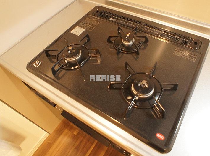 Kitchen. 3-neck gas stove