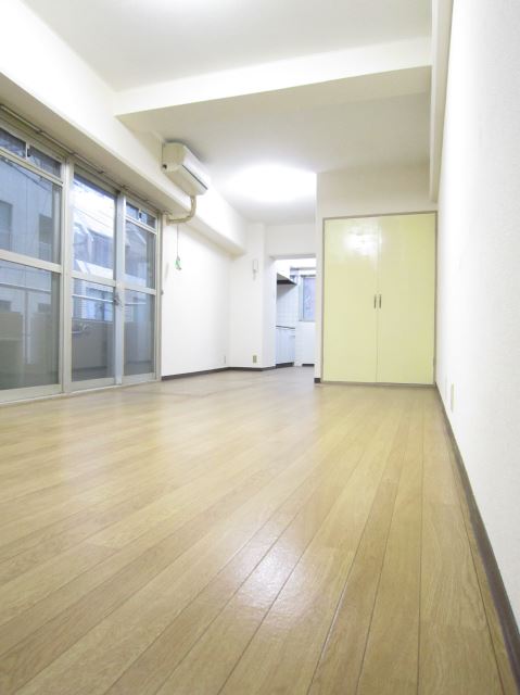 Living and room. When viewed from the veranda side,