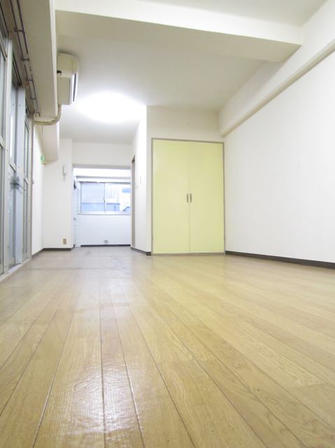 Living and room. Oh ~ Tsu wide