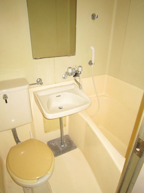 Bath. But a little yellow, It has been cleaned.