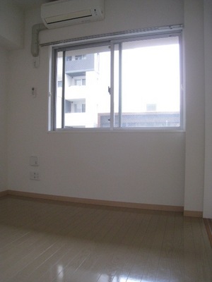 Living and room. There closet, Air-conditioned! 