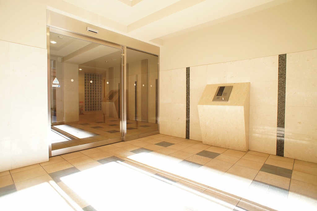 Entrance. Glad auto lock!