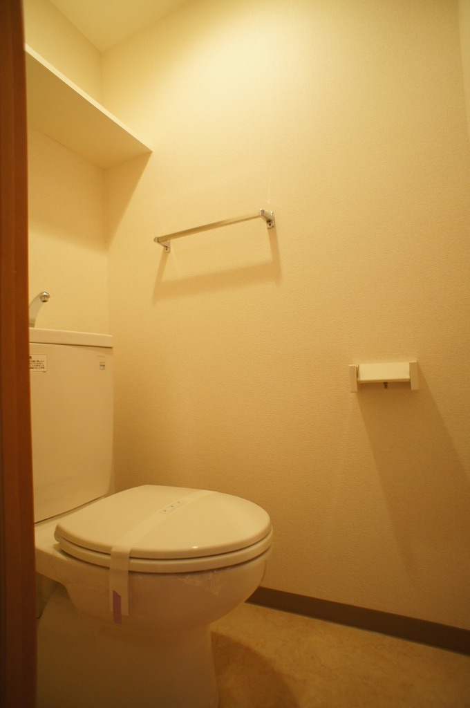 Toilet. Popular bus ・ In another toilet, It is also available easy-to-use shelf to the top!