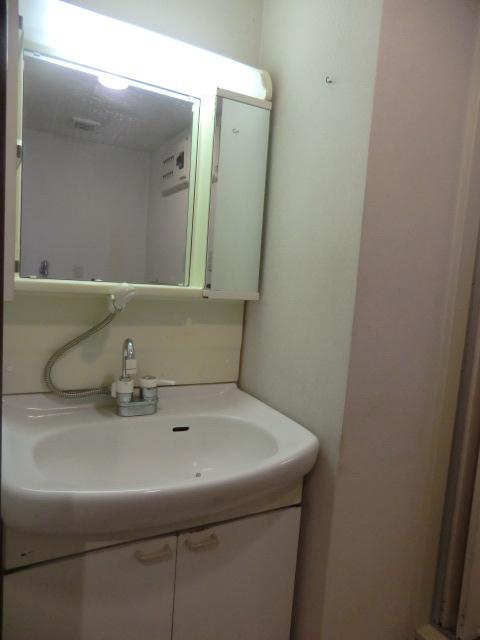 Wash basin, toilet. Indoor (12 May 2013) Shooting