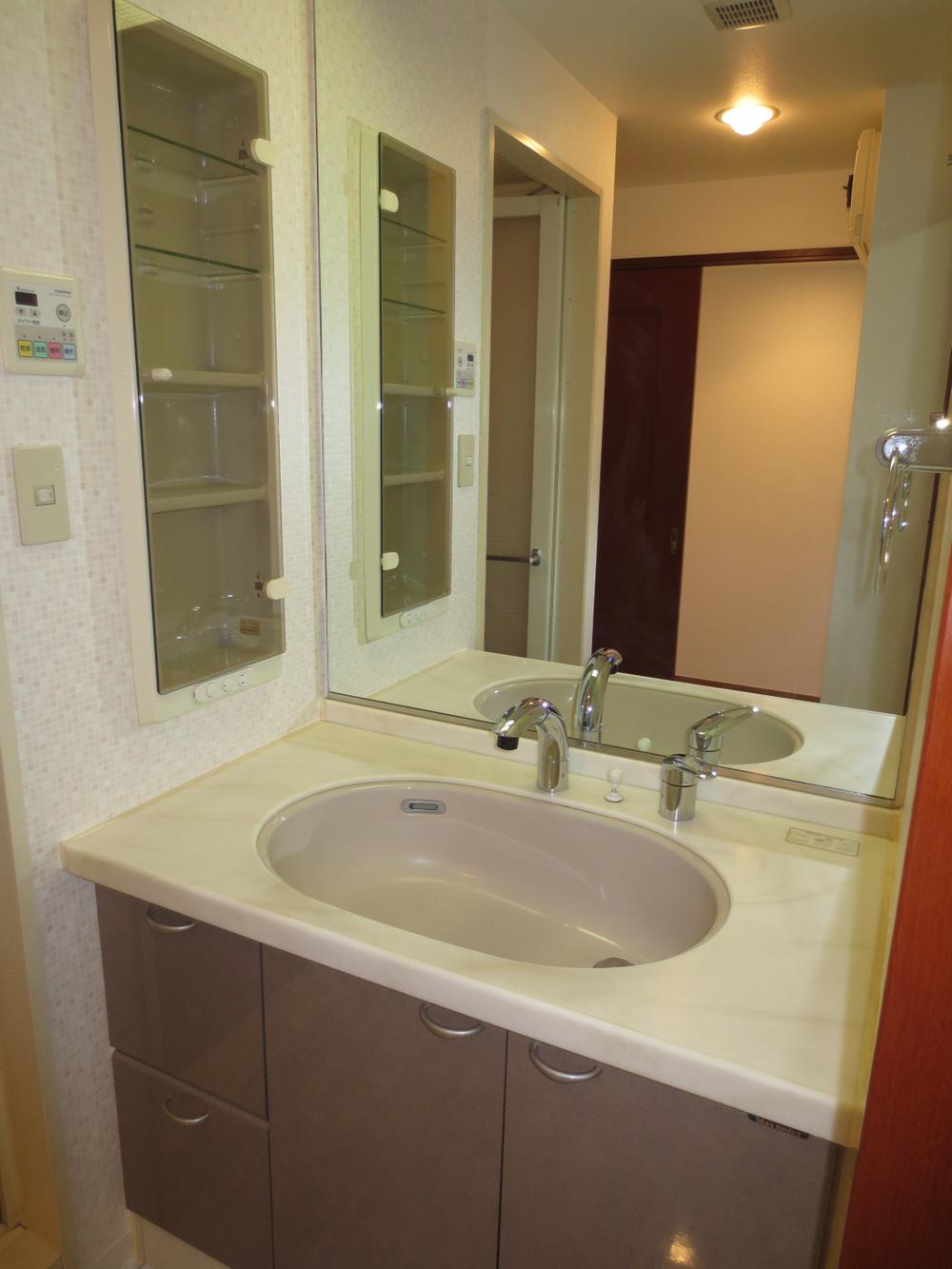 Wash basin, toilet. Indoor (11 May 2013) Shooting