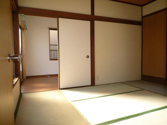 Living and room. Day there is a window on the south side and the north side is also good.