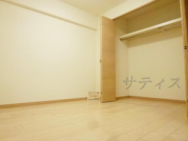 Wash basin, toilet. ~ Produce a simple life style in flooring calm ~