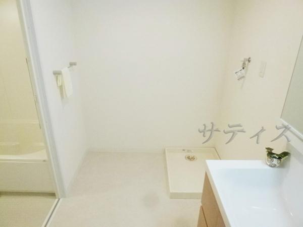 Wash basin, toilet. ~ Also redesigned washing bread like water around ~