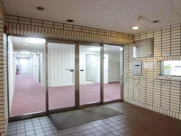 Entrance. ~ Security peace of mind in the auto-lock equipped ~