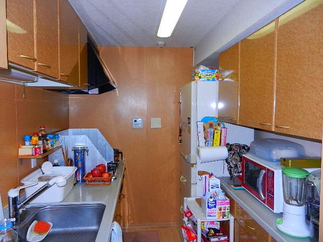 Kitchen. Indoor (12 May 2013) shooting (equipment, etc. are not included in the sale price)