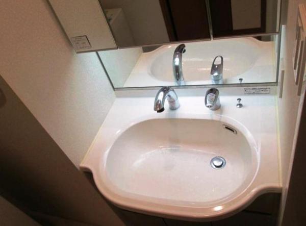 Wash basin, toilet