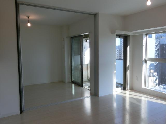 Living. living ・ If Western-style 2 (October 2013) it opens the shooting movable partition, You can spacious space.