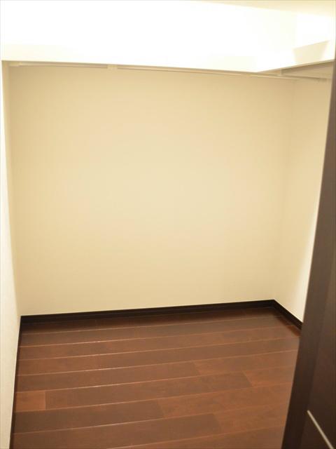 Receipt. Convenient walk-in closet