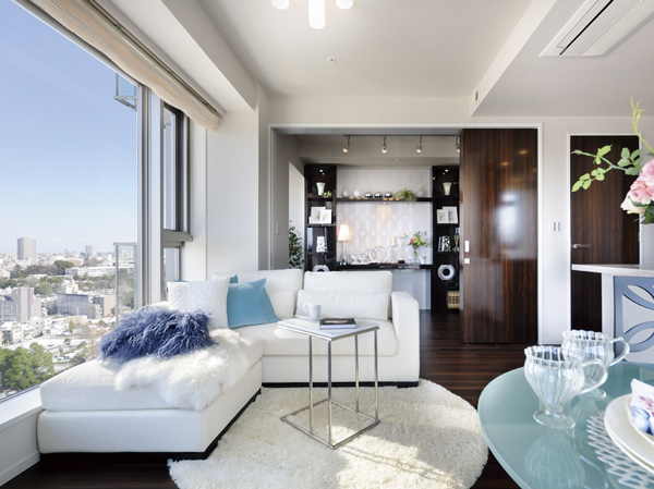 Living.  [60A type / living ・ dining] Family gather living ・ Dining dihedral daylighting. To achieve a bright and open space. (January 2013 than 60A type building in the model room 16 floor shooting)