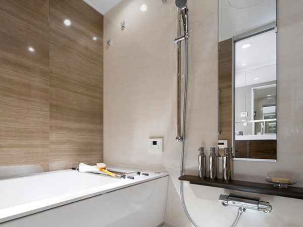 Bathing-wash room.  [Spend bathing time and spacious "large unit bus"] It is possible to bathe comfortably, It has adopted a large unit bus of about 1.4m × about 1.8m. In low-floor type with consideration to safety, The floor is made of FRP, The wall is a decorative steel plate panel. Also, Hot water is less likely to cool down "warm bath" Ya by the use of a heat-insulating material, It has also adopted "Flagstone floor" where drainage is often easy to dry. (60A 'type same specifications ※ August 2011 shooting)